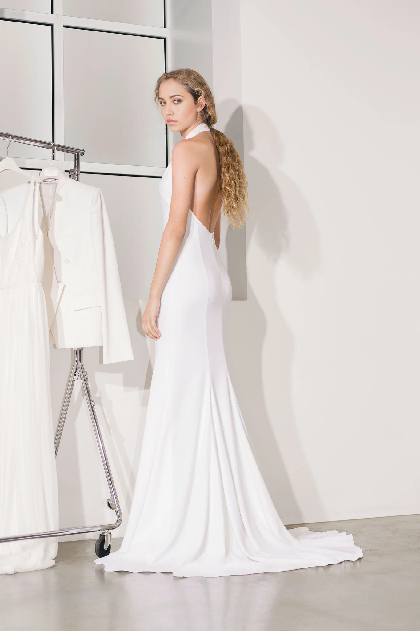 Vestidos de novia de sirena de playa con cuello halter y sin mangas.